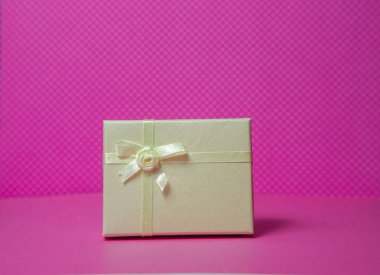 Pembe arka plan manzarasında farklı bakış açılarına sahip bir hediye kutusunun fotoğrafı.