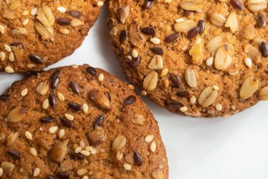 Kahverengi diyet düşük kalorili fitness mısır gevreğinin beyaz arka plana serpiştirilmiş Macro fotoğrafı..