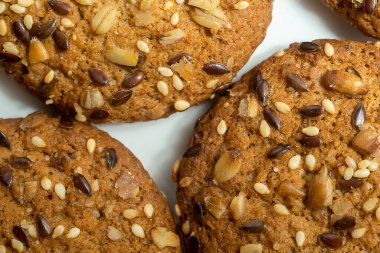 Kahverengi diyet düşük kalorili fitness mısır gevreğinin beyaz arka plana serpiştirilmiş Macro fotoğrafı..