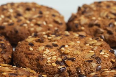 Kahverengi diyet düşük kalorili fitness mısır gevreğinin beyaz arka plana serpiştirilmiş Macro fotoğrafı..