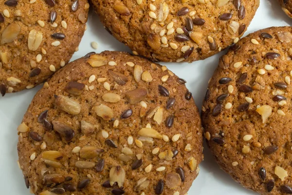 Kahverengi diyet düşük kalorili fitness mısır gevreğinin beyaz arka plana serpiştirilmiş Macro fotoğrafı..