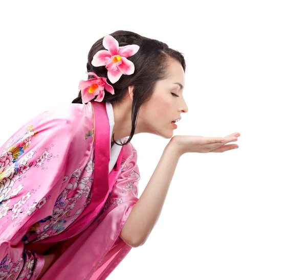 Menina bonita em vestes japonesas tradicionais palma vazia de — Fotografia de Stock