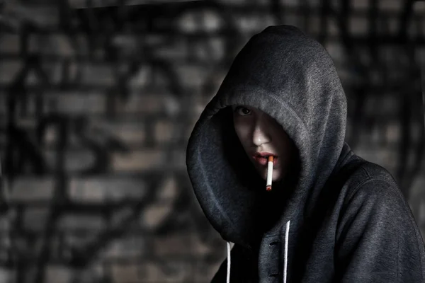 Εφηβικό κορίτσι, μπύρα, καπνίζει, σε hoodie, Έφηβος προβλήματα, — Φωτογραφία Αρχείου