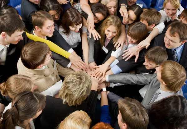 Gruppo di imprenditori che si uniscono mani nel cerchio — Foto Stock