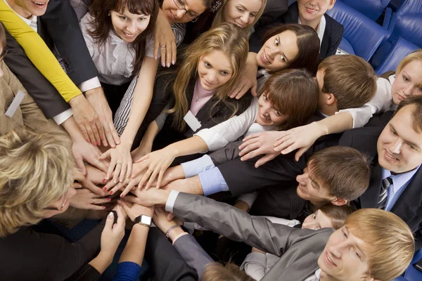Csatlakozott kezét kör üzletemberek csoportja — Stock Fotó