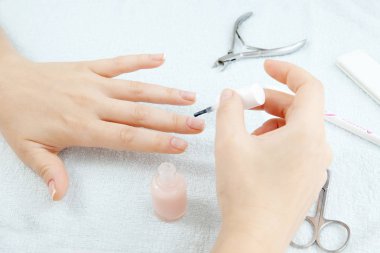 Tırnak bakım araçları backg ile nailfile kullanarak manikür yapma kadın