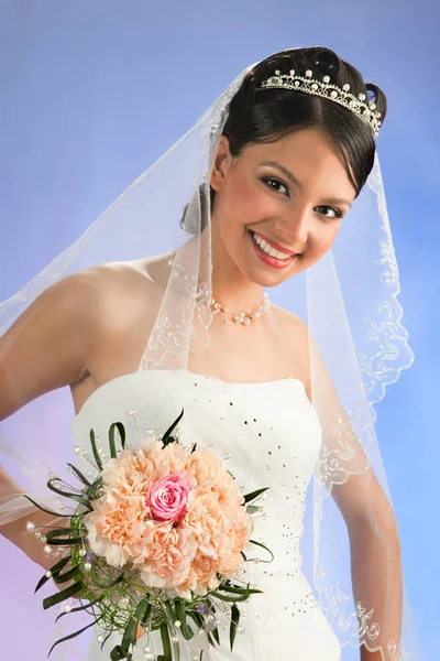 Portrait of Beautiful Bride in the Veil with a Bouquet — Stock Photo, Image