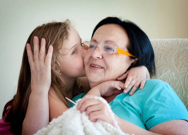 Babička s vnučkou, naučit se plést — Stock fotografie