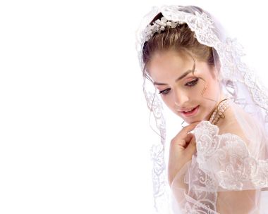 Güzel genç gelin peçe ve beyaz arka plan üzerinde elbise. Bar