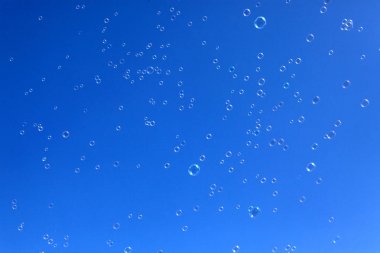 Sabun köpüğü mavi gökyüzüne karşı uçmak