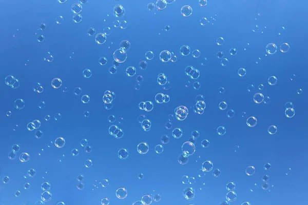 Szappanbuborékok repül a kék ég ellen — Stock Fotó