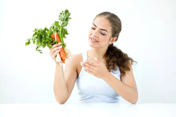 Bella giovane donna che tiene il cibo sano in mano alla luce — Foto Stock