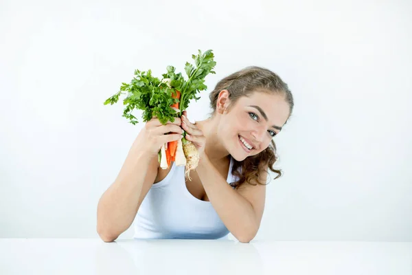 Gyönyörű fiatal nő, egészséges élelmiszer-gazdaság kezét a fény — Stock Fotó