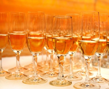 Sarı bir arka plan üzerinde şarap bardakları sırasını