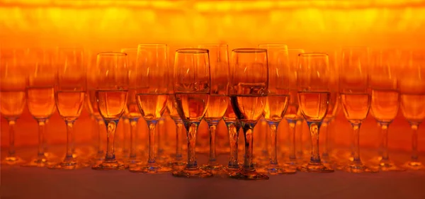 Порядок бокалов вина на янтарном фоне — стоковое фото