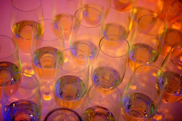 Η σειρά από ποτήρια κρασιού σε πορτοκαλί φόντο — Φωτογραφία Αρχείου