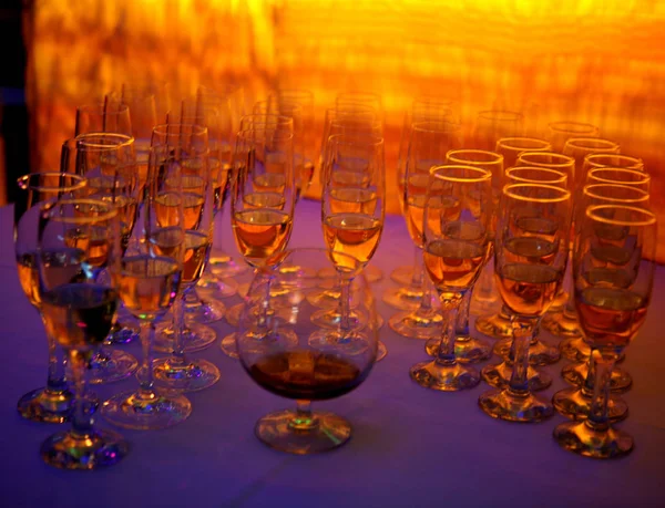 A ordem de copos de vinho em um fundo âmbar — Fotografia de Stock