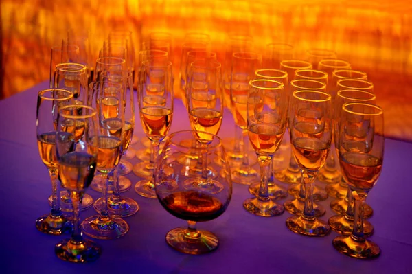 黄色の背景にワイングラスの順序 — ストック写真