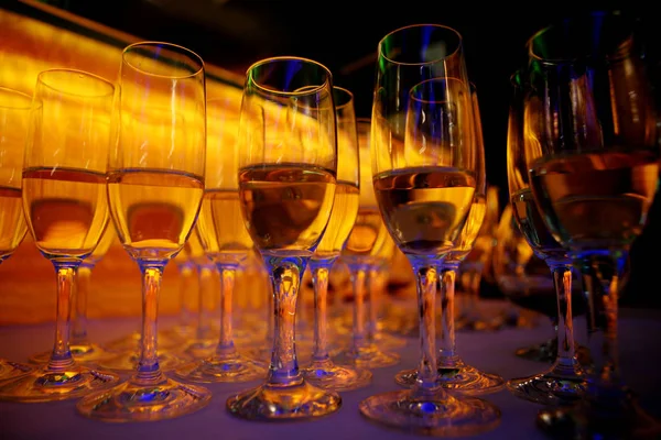 Sarı bir arka plan üzerinde şarap bardakları sırasını — Stok fotoğraf