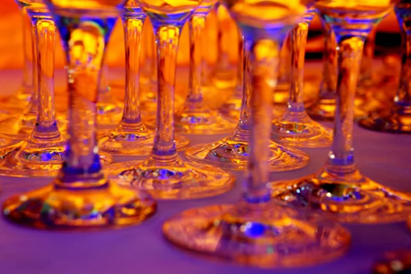 Η σειρά από ποτήρια κρασιού σε πορτοκαλί φόντο — Φωτογραφία Αρχείου