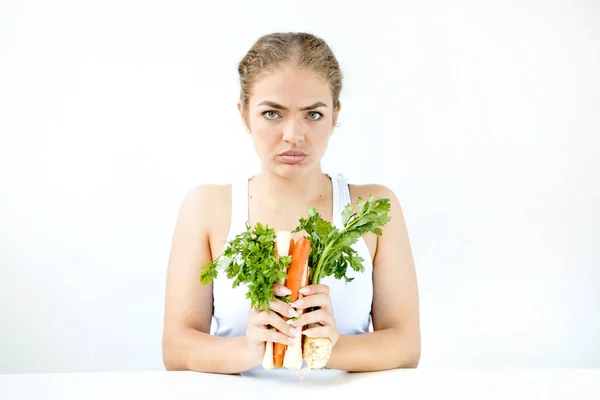 Bella giovane donna che tiene il cibo sano in mano alla luce — Foto Stock