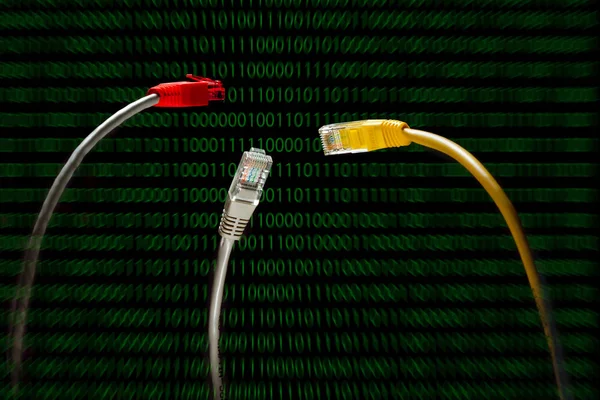 Conectorii de culoare roșie, galbenă, gri comunică pentru internet pe b — Fotografie, imagine de stoc