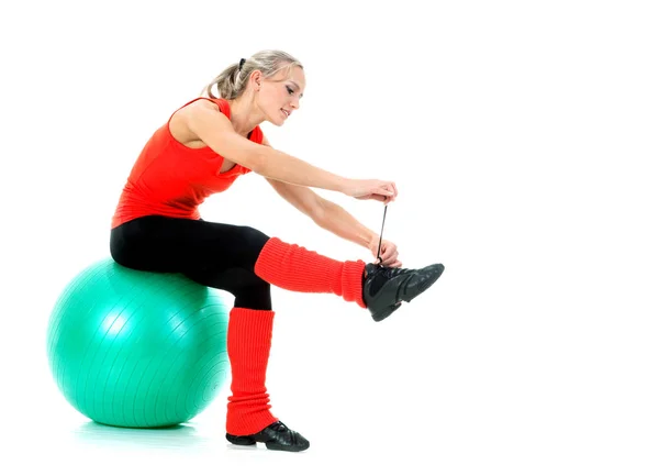 Innan hård träning: kvinna sittande på boll — Stockfoto