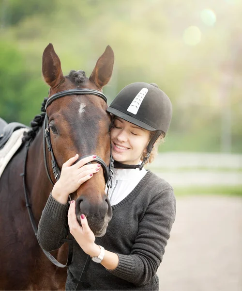 Attraktive junge Frau umarmt ihr Pferd — Stockfoto