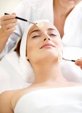 Spa salonu: yüz masaj Bod ile sahip güzel bir genç kadın