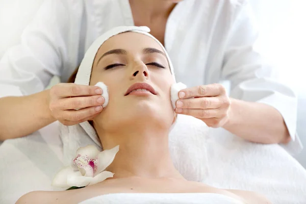 Spa salon: Beautiful Young Woman having Facial Treatment. — Stock Photo, Image