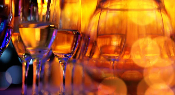 L'ordine di bicchieri di vino su uno sfondo ambrato — Foto Stock