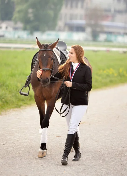 승마, 말에 기 수 옷에 젊은 여자. — 스톡 사진