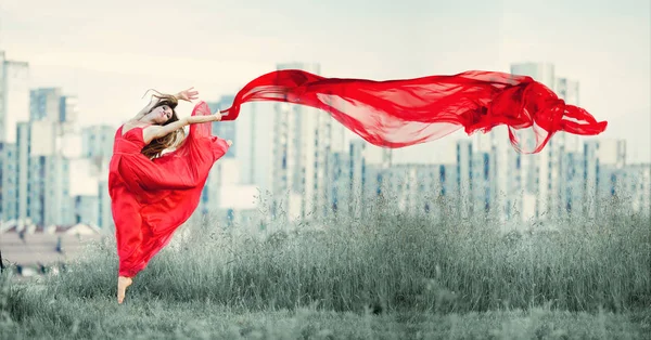 Young Woman Dansing with long Fabric in the Sky — Stock Photo, Image