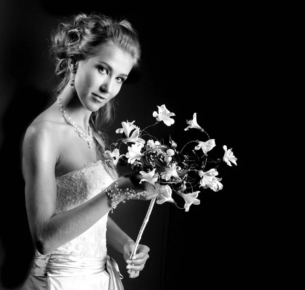 Bride in the original headdress. against a black background. Co — Stock Photo, Image