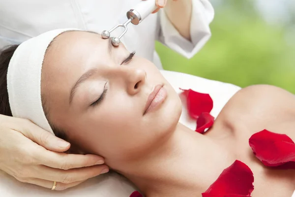 Spa salon: Young Beautiful Woman Having Facial Massage — Stock Photo, Image