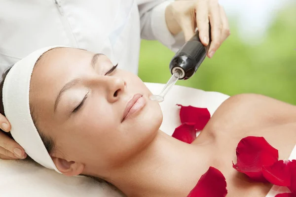 Salone Spa: Giovane bella donna con massaggio facciale — Foto Stock