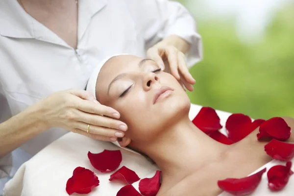 Salon de spa : Jeune belle femme ayant massage du visage — Photo