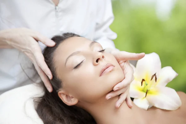 Salão de Spa: Mulher bonita jovem com massagem facial — Fotografia de Stock