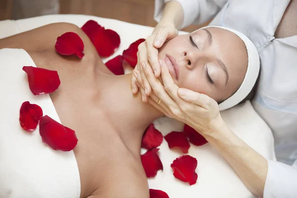 Spa salon: Young Beautiful Woman Having Facial Massage — Stock Photo, Image