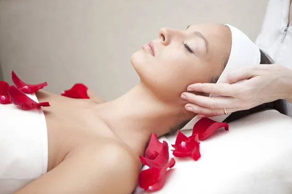 Salón de spa: Joven hermosa mujer teniendo masaje facial — Foto de Stock