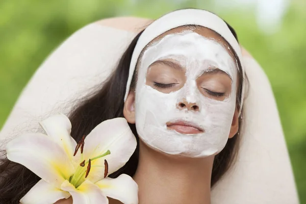 Spa salon: Young Beautiful Woman Having Facial Massage — Stock Photo, Image