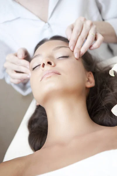 Spa salon: Young Beautiful Woman Having Facial Massage — Stock Photo, Image