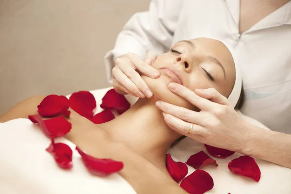 Spa salon: Young Beautiful Woman Having Facial Massage — Stock Photo, Image
