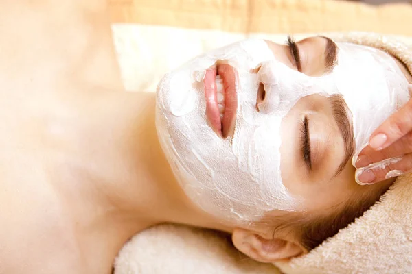 Spa salon: Beautiful Young Woman having Facial Mask — Stock Photo, Image