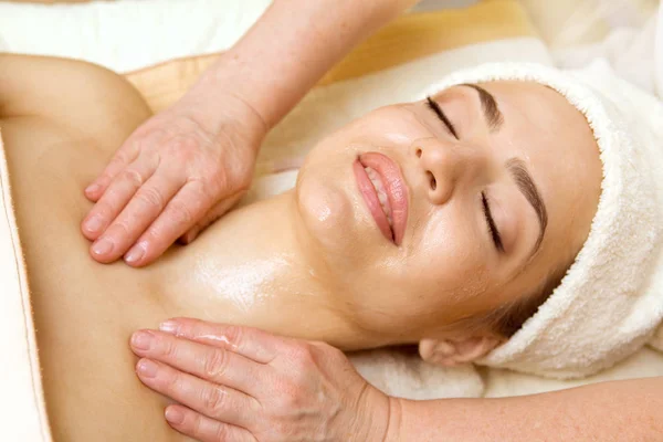 Spa salon: mooie jonge vrouw met olie Massage. — Stockfoto