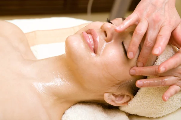 Salon de spa : Belle jeune femme ayant massage . — Photo