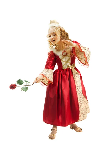 Princesa encantadora mostrando rosa roja — Foto de Stock