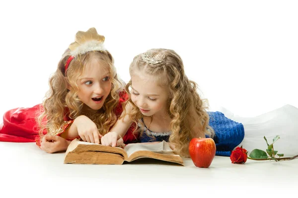 Dos princesas encantadoras leyendo el libro mágico — Foto de Stock