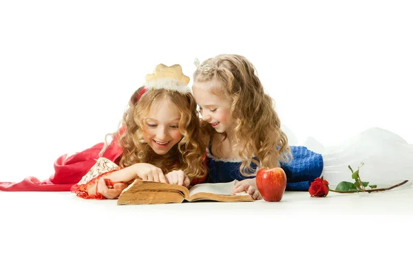 Deux charmantes petites princesses lisant le livre magique — Photo