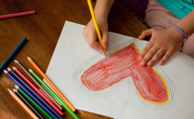 Çocuğun Ellerin çizimi renkli Kalpler